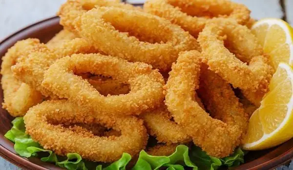 Bước 2: Tẩm bột chiên giòn cho mực Bước 2: Tẩm bột chiên giòn cho mực