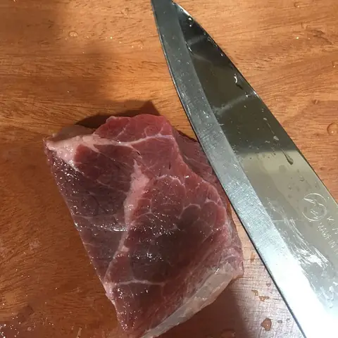 Sơ chế và ướp thịt bò