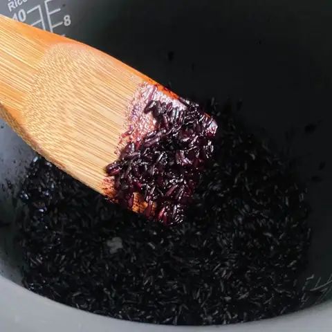 Nấu nếp cẩm bằng nồi cơm điện