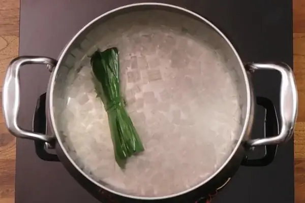 Nấu nha đam với đường phèn Nấu nha đam với đường phèn