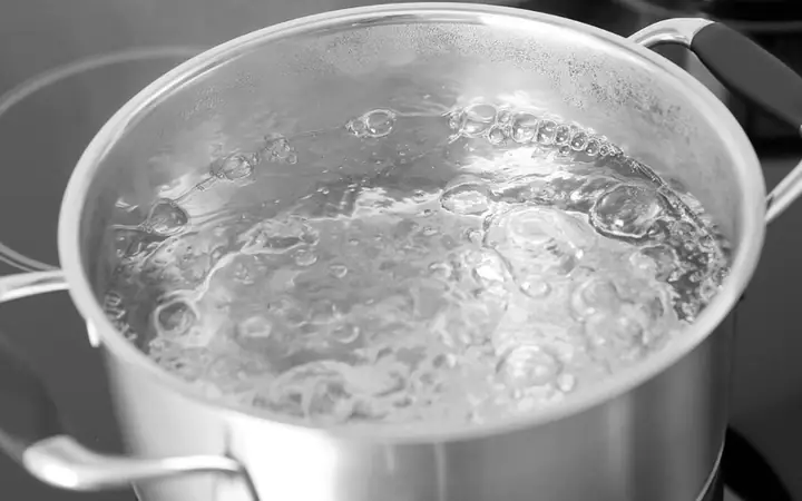 Chuẩn bị nước luộc nui Chuẩn bị nước luộc nui