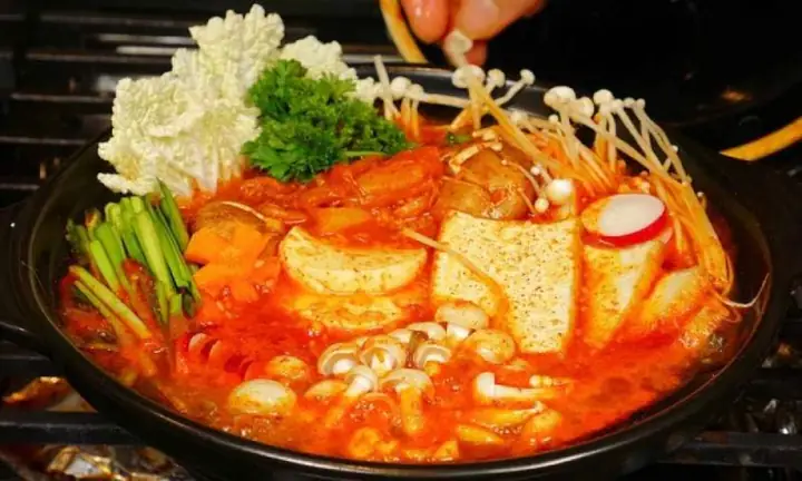 Cách làm lẩu nấm kim chi chay: Bí quyết nấu nước dùng chua cay