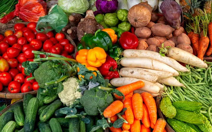 Dùng các loại rau củ, quả để hầm nước dùng