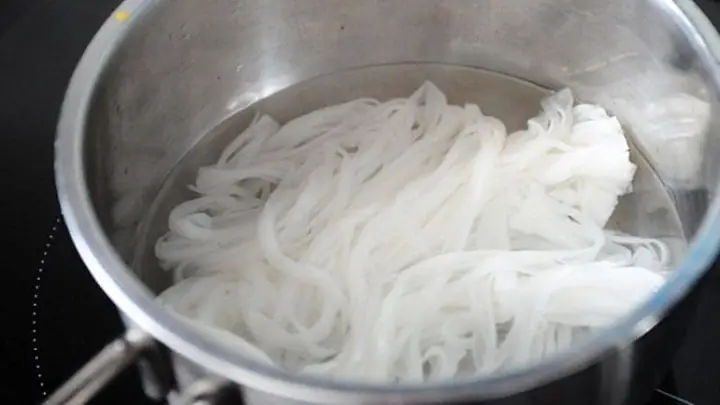 Bước 4: Trụng bánh phở