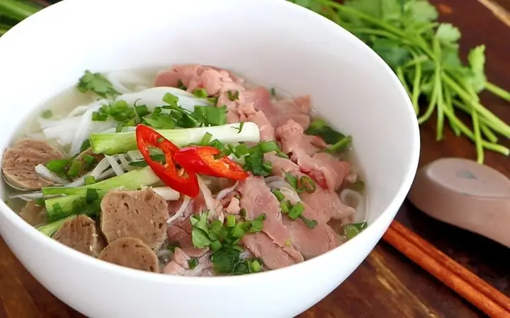 Cách nấu phở bò viên ngon chuẩn - Nước trong, bò viên dai giòn
