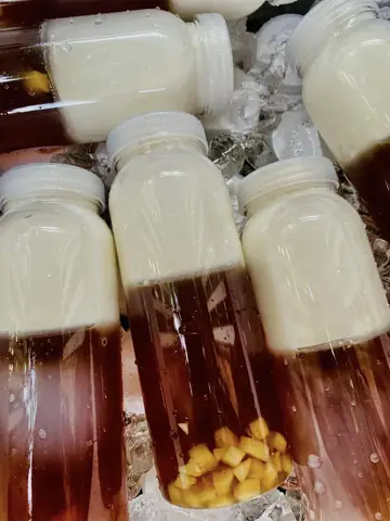 Một chai nước thạch sâm thanh mát, giòn ngọt, thêm nước cốt dừa thơm ngậy sẽ là thức uống giải nhiệt vô cùng hấp dẫn cho mùa hè này.