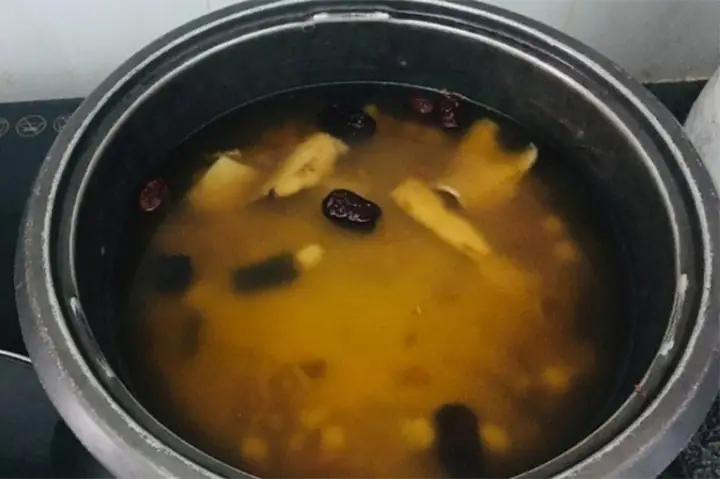 Bước 2: Nấu nước hầm thuốc bắc