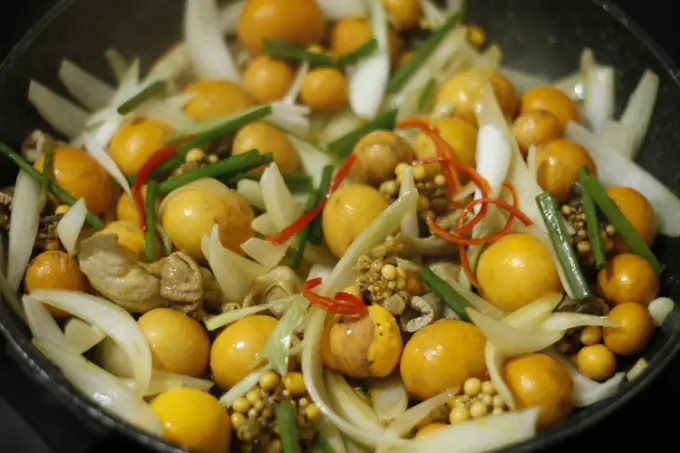 Cách làm trứng non, lòng gà cháy tỏi ngon như tiệm