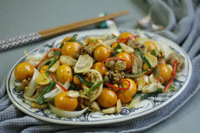 Cách làm trứng non, lòng gà cháy tỏi ngon như tiệm