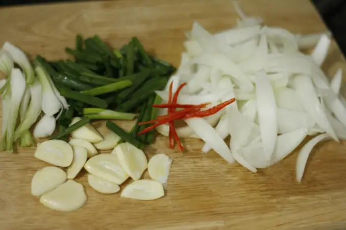 Cách làm trứng non, lòng gà cháy tỏi ngon như tiệm