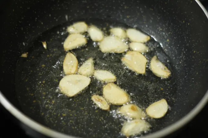 Cách làm trứng non, lòng gà cháy tỏi ngon như tiệm