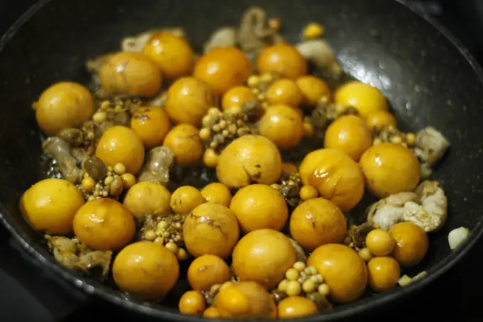 Cách làm trứng non, lòng gà cháy tỏi ngon như tiệm