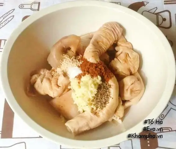 Thú linh khìa nước dừa vàng nâu óng ánh, dai dai, giòn giòn thơm phức, nước dừa và gia vị quyện vào nhau sền sệt, mùi thơm ngọt rất đặc trưng.