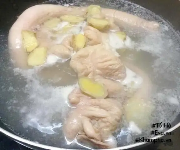 Thú linh khìa nước dừa vàng nâu óng ánh, dai dai, giòn giòn thơm phức, nước dừa và gia vị quyện vào nhau sền sệt, mùi thơm ngọt rất đặc trưng.