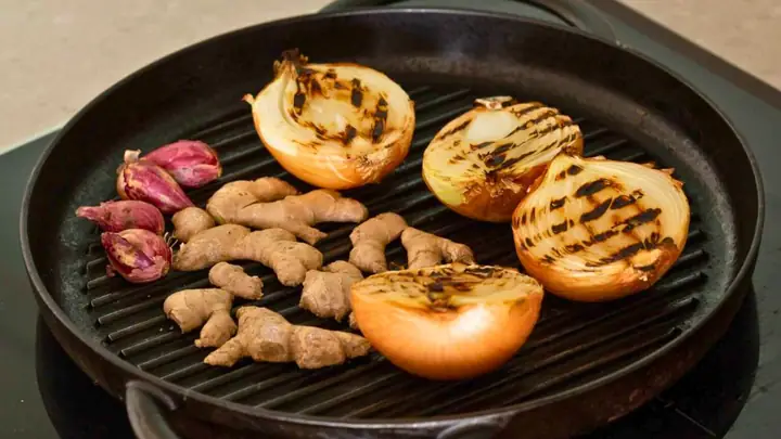 Bước 1: Sơ chế nguyên liệu nấu phở bò