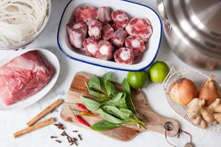Bước 1: Chuẩn bị và xử lý nguyên liệu nấu phở bò miền Trung