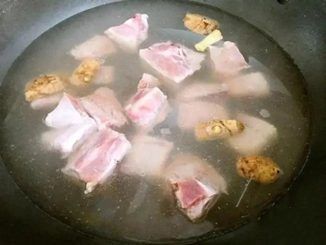 Bước 2: Nấu nước dùng phở bò miền Trung