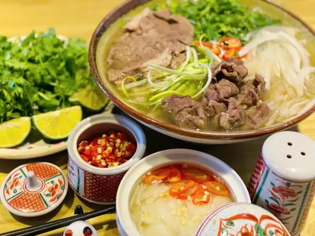 Bước 4: Trang trí và hoàn thành món phở bò miền Trung
