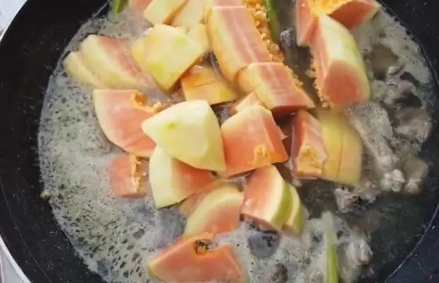 Các bước nấu rắn hổ hành hầm đu đủ