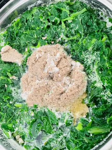 Khi nấu riêu cua, nhiều chị em dù đã rất cố gắng nhưng riêu cua không kết tảng thành miếng mà hay kết tủa và vỡ, khiến nhiều khi rơi vào tình huống "dở khóc dở cười".