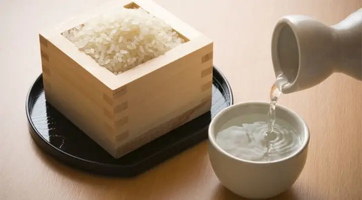 Cách nấu rượu gạo truyền thống theo phong cách hiện đại