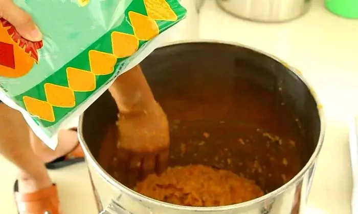 Bước 2: Nghiền nát khoai và trộn men