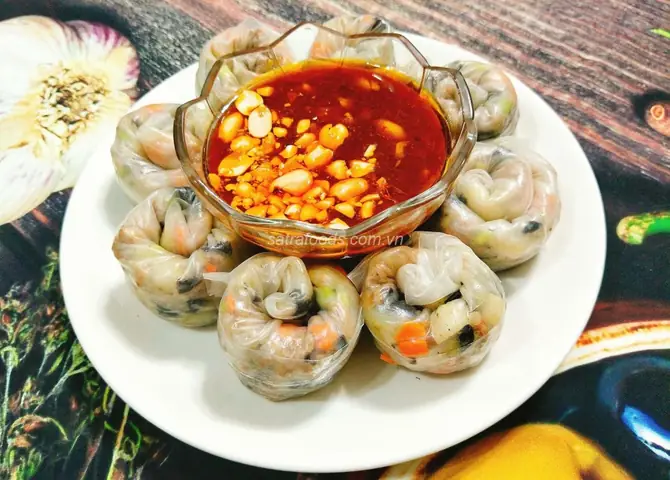 Äáº§u tiÃªn Äun má»t Ã­t nÆ°á»c nÃ³ng, sau ÄÃ³ cho me chua vÃ o. DÃ¹ng muá»ng dáº§m nÃ¡t me ra. Äáº¿n khi pháº§n thá»t vá»i háº¡t me tÃ¡ch rá»i thÃ¬ vá»t há»t bá» Äi. Táº¯t báº¿p, Äem nÆ°á»c sá»t qua rÃ¢y lá»c cho má»n.