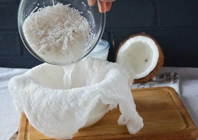 Bước 3: Nấu nước cốt dừa Bước 3: Nấu nước cốt dừa