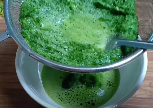 Bước 3: Xay lá dứa Bước 3: Xay lá dứa