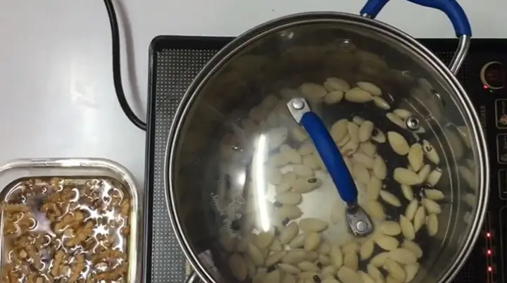Bước 2: Nấu hạt hạnh nhân, đậu đen Bước 2: Nấu hạt hạnh nhân, đậu đen
