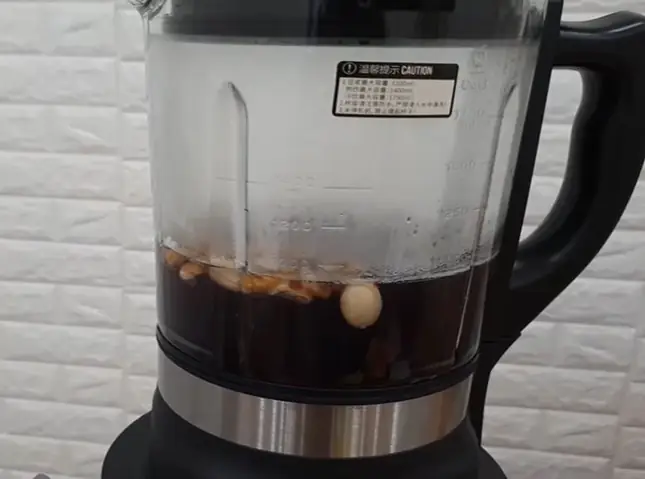 Bước 3: Xay nhuyễn hạt hạnh nhân, óc chó, đậu đen Bước 3: Xay nhuyễn hạt hạnh nhân, óc chó, đậu đen