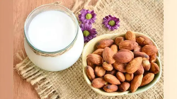 Ai không nên uống sữa hạt?