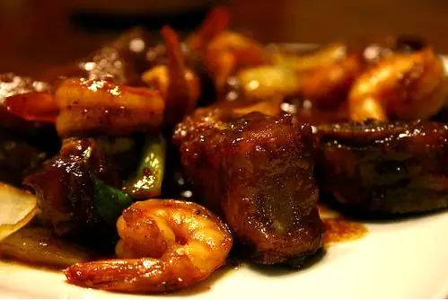 Màu nâu cánh gián hấp dẫn của món này có được nhờ sự hòa quện của đường, nước mắm và muối tiêu.