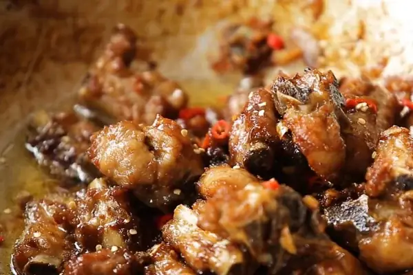 Xào sườn cùng xốt chua ngọt