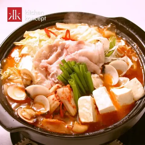 3.3 Nấu canh kim chi hải sản 3.3 Nấu canh kim chi hải sản