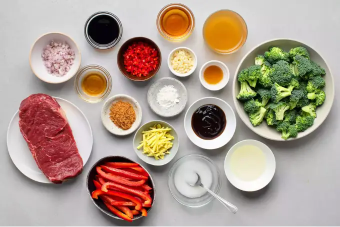 Nguyên liệu làm súp lơ xào thịt bò Nguyên liệu làm súp lơ xào thịt bò