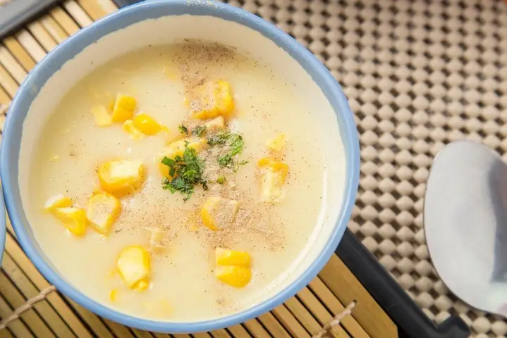 2Súp ngô, bí đỏ với trứng gà