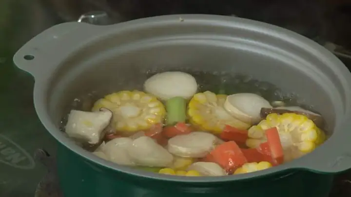 Bước 2: Nấu nước dùng