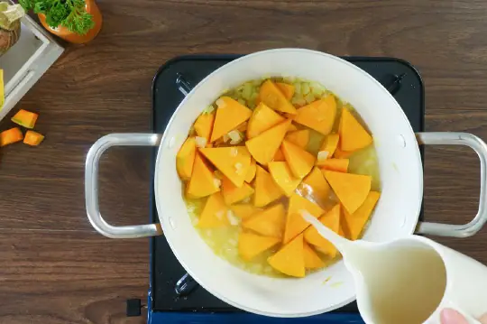 cách nấu súp tôm bí đỏ cho bé ăn dặm