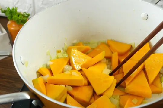 cách nấu súp tôm bí đỏ cho bé ăn dặm