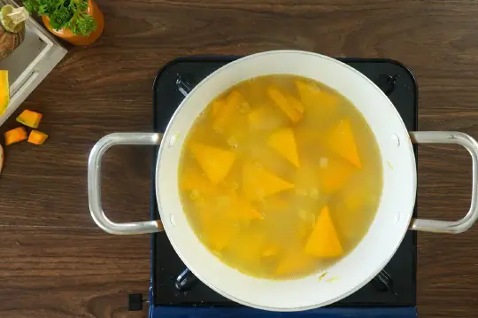 cách nấu súp tôm bí đỏ cho bé ăn dặm