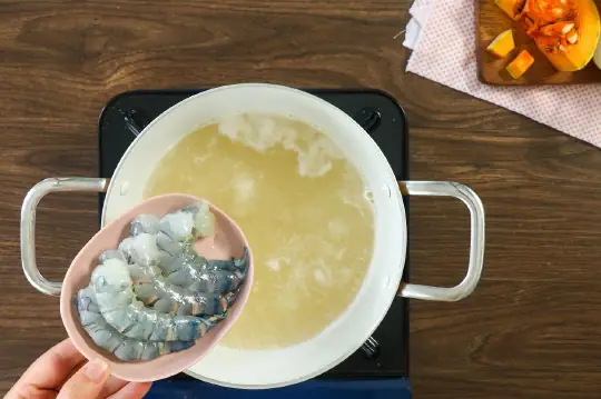 cách nấu súp tôm bí đỏ cho bé ăn dặm