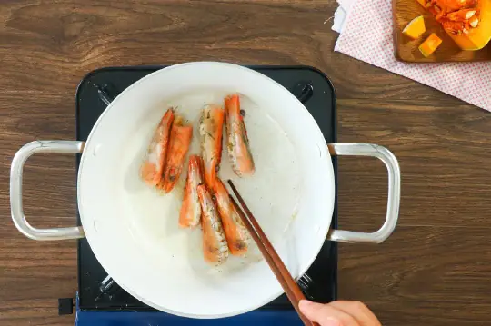 cách nấu súp tôm bí đỏ cho bé ăn dặm