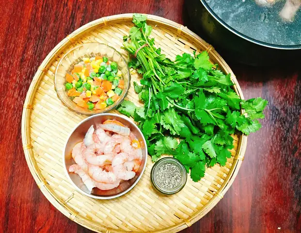 Món súp tôm rất dễ làm, dễ ăn lại thơm ngon bổ dưỡng. Khi ăn có vị ngọt tự nhiên của tôm, tan chảy trong từng thìa súp khiến bạn bị kích thích ngay từ miếng đầu tiên. Món súp tôm rất dễ làm, dễ ăn lại thơm ngon bổ dưỡng. Khi ăn có vị ngọt tự nhiên của tôm, tan chảy trong từng thìa súp khiến bạn bị kích thích ngay từ miếng đầu tiên.