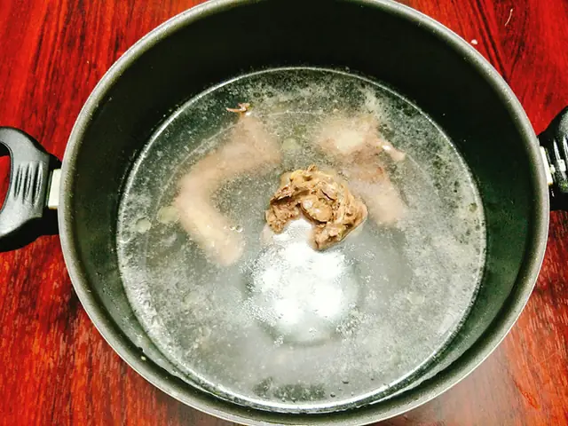 Món súp tôm rất dễ làm, dễ ăn lại thơm ngon bổ dưỡng. Khi ăn có vị ngọt tự nhiên của tôm, tan chảy trong từng thìa súp khiến bạn bị kích thích ngay từ miếng đầu tiên. Món súp tôm rất dễ làm, dễ ăn lại thơm ngon bổ dưỡng. Khi ăn có vị ngọt tự nhiên của tôm, tan chảy trong từng thìa súp khiến bạn bị kích thích ngay từ miếng đầu tiên.