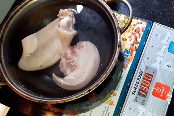 Rửa sạch tai heo và luộc tai heo Rửa sạch tai heo và luộc tai heo