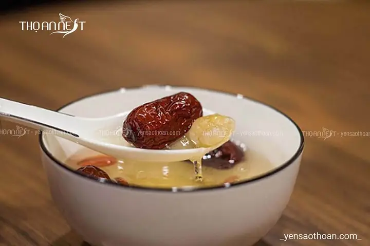 1. Yến chưng táo đỏ đường phèn tăng cường thể lực