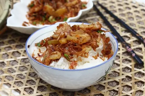 Tép khô rang khế là một món ăn dân giã, quen thuộc với người dân Việt Nam. Vị đậm đà, mặn mặn của tép, kết hợp với vị hơi chua của khế cho bữa cơm ngày mưa thêm ngon.