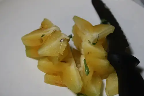 Tép khô rang khế là một món ăn dân giã, quen thuộc với người dân Việt Nam. Vị đậm đà, mặn mặn của tép, kết hợp với vị hơi chua của khế cho bữa cơm ngày mưa thêm ngon.