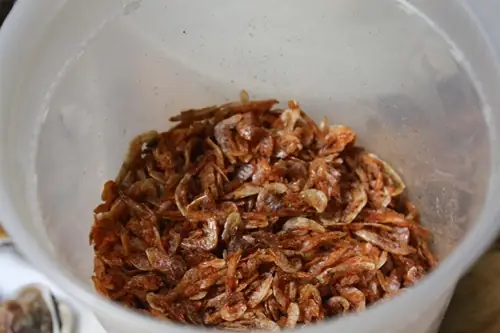 Tép khô rang khế là một món ăn dân giã, quen thuộc với người dân Việt Nam. Vị đậm đà, mặn mặn của tép, kết hợp với vị hơi chua của khế cho bữa cơm ngày mưa thêm ngon.